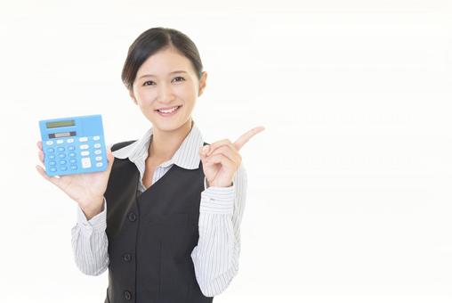 ハードオフ ・オフハウス ・ホビーオフの口コミをもとに高額査定のコツを解説する女性