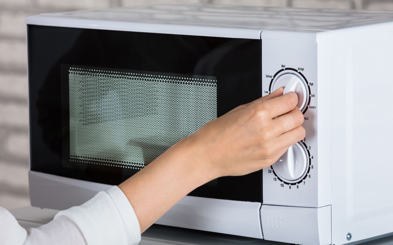 電子レンジアース線の取り付け方!役割・必要性からアース線がない場合の対処法まで解説