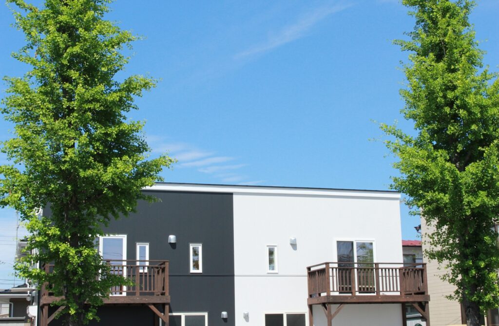 グレー×ホワイトのツートン外壁