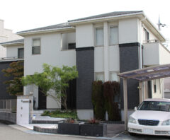 グレー×ホワイトのツートン外壁