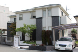 グレー×ホワイトのツートン外壁