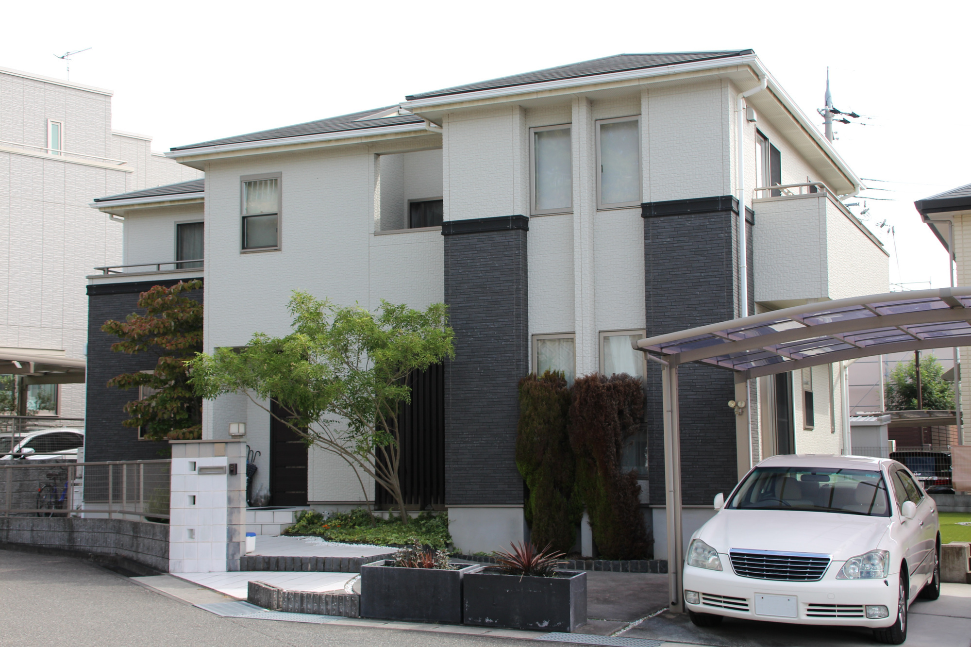 グレーのツートンカラーで外壁をおしゃれに!組合せ完全ガイド【人気8パターン】