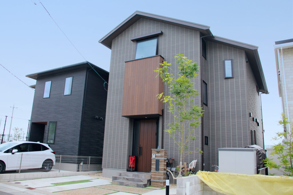 グレー×木目調のツートン外壁