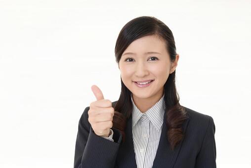 ザ・ゴールドの悪い評判などを元に向いている人・向いていない人を解説する女性