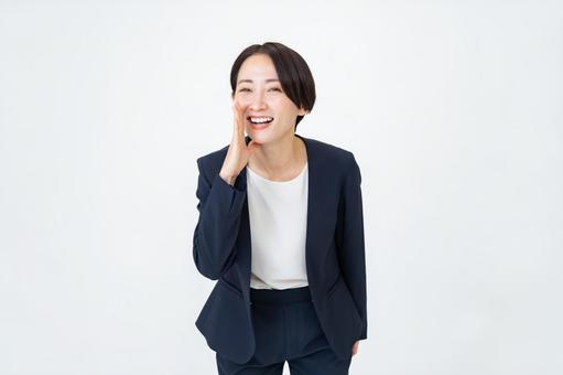 ザ・ゴールドの評判は悪いか解説する女性