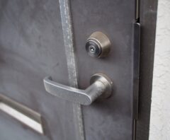 玄関鍵はホームセンターで交換できるか
