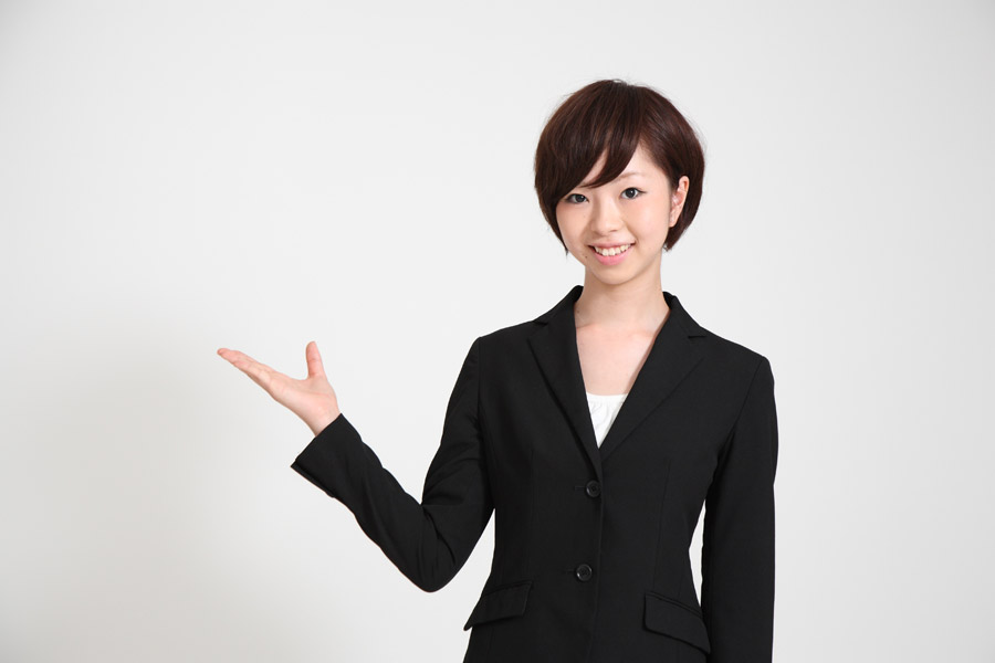 後悔しない玄関スマートキーの選び方を解説する女性