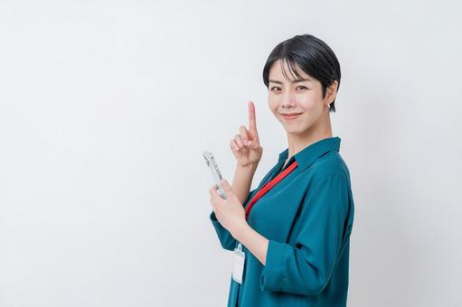 エコリングの悪い評判を解説する女性