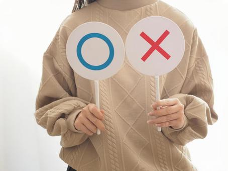 玄関をスマートキーにするのが向いている人と後悔しがちな人を解説する女性