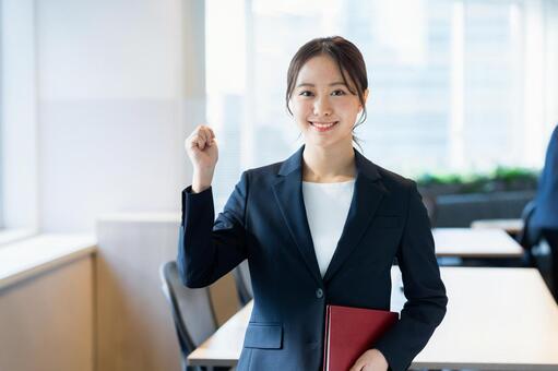 ザ・ゴールドの悪い評判だけでなく基本情報を解説する女性