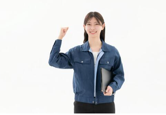 キーレスエントリーのトラブル例と解決法を解説する女性