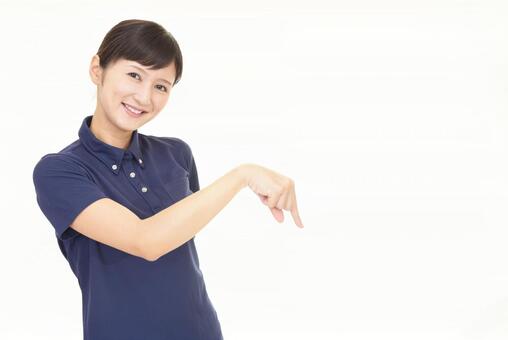 エコリングの悪い評判が気になる人に基本情報を解説する女性