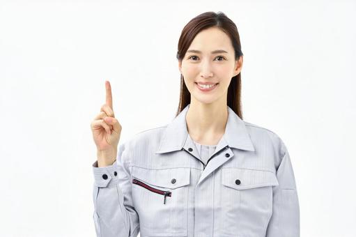 玄関をスマートキーにすると後悔するか不安な人に解説する女性