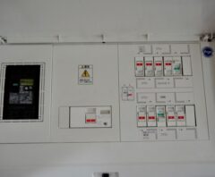 漏電かも？と分電盤を調査している様子