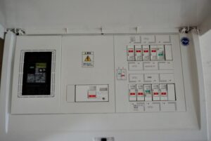 漏電かも？と分電盤を調査している様子