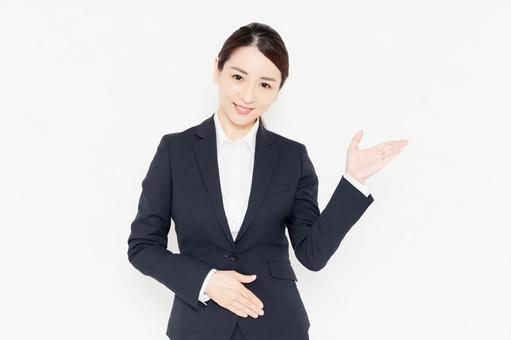合鍵作成サービスの選び方を解説する女性
