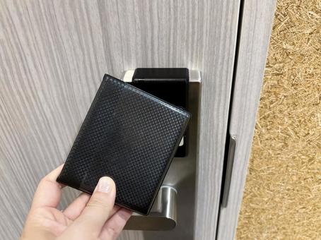 オートロックの鍵忘れで困ったときの連絡先を解説する女性