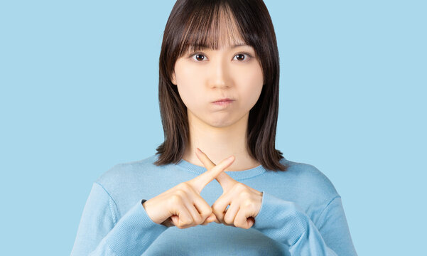 リアットの合鍵サービスで対応できないケースを解説する女性