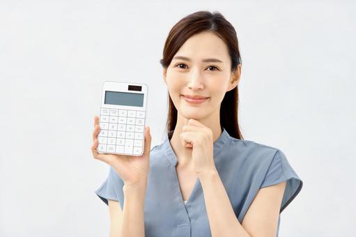 じゅうたんの買取相場を解説する女性