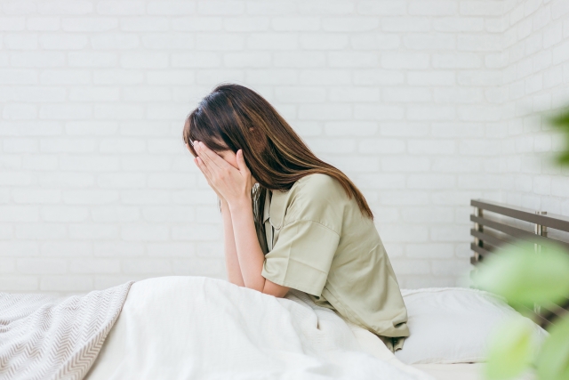 ゴキブリが見つからなく不安な女性