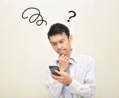スペア無しで車の鍵を紛失して困っている男性