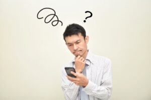 スペア無しで車の鍵を紛失して困っている男性