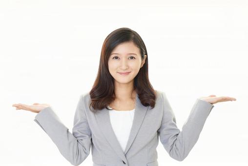 複数の買取サービスを比較する女性