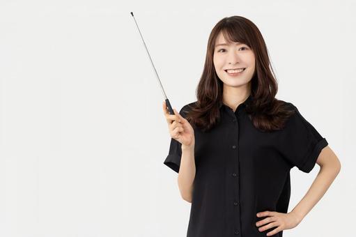 おいくらの仕組みを解説する女性