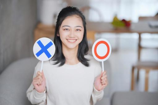 ベスト買取は怪しい業者ではないが不向きがあることを解説する女性
