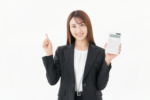 コーナンのDIY鍵交換費用について解説する女性