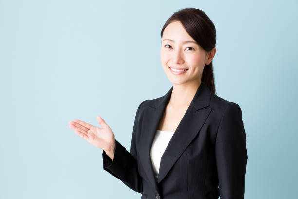 買取大吉とおたからやの基本的な違いを解説する女性
