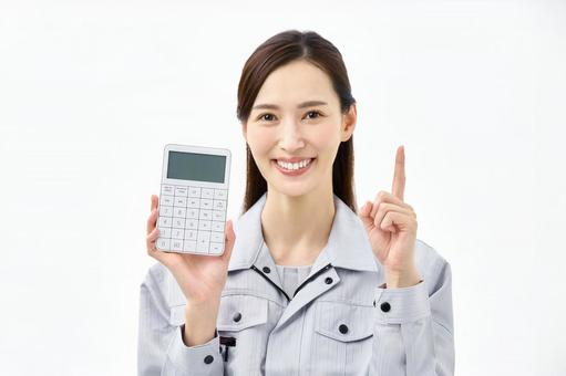 悪質ではない鍵開け業者の料金相場を解説する女性