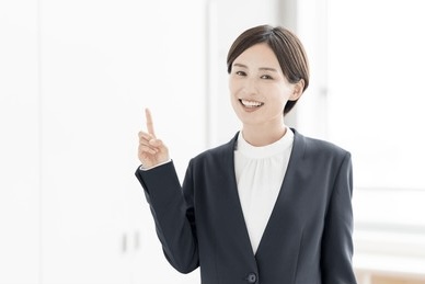 悪質な鍵開け業者への対処法を解説する女性