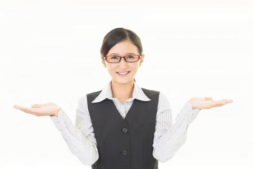 鍵業者を比較する際のポイントを解説する女性