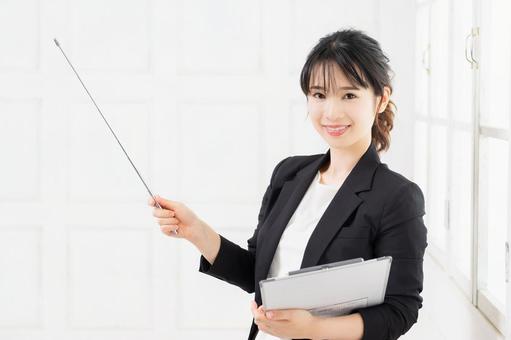 悪質な鍵開け業者を避けるためのポイントを解説する女性