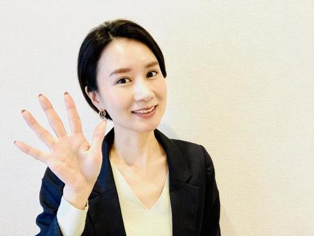信頼できる鍵業者を選ぶための5つのポイントを解説する女性