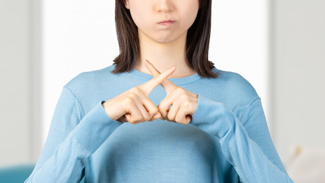 合鍵が作れない理由を解説する女性