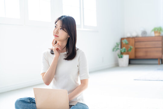ベスト買取は怪しいか口コミをリサーチする女性